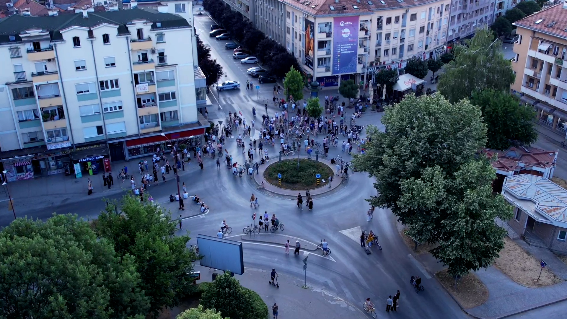 Sklonili se sa vrućine, pa nastavili kad je pre'ladilo: Blokiran kružni tok u centru Čačka - ovo su slike i snimci sa lica mesta (FOTO)(VIDEO)