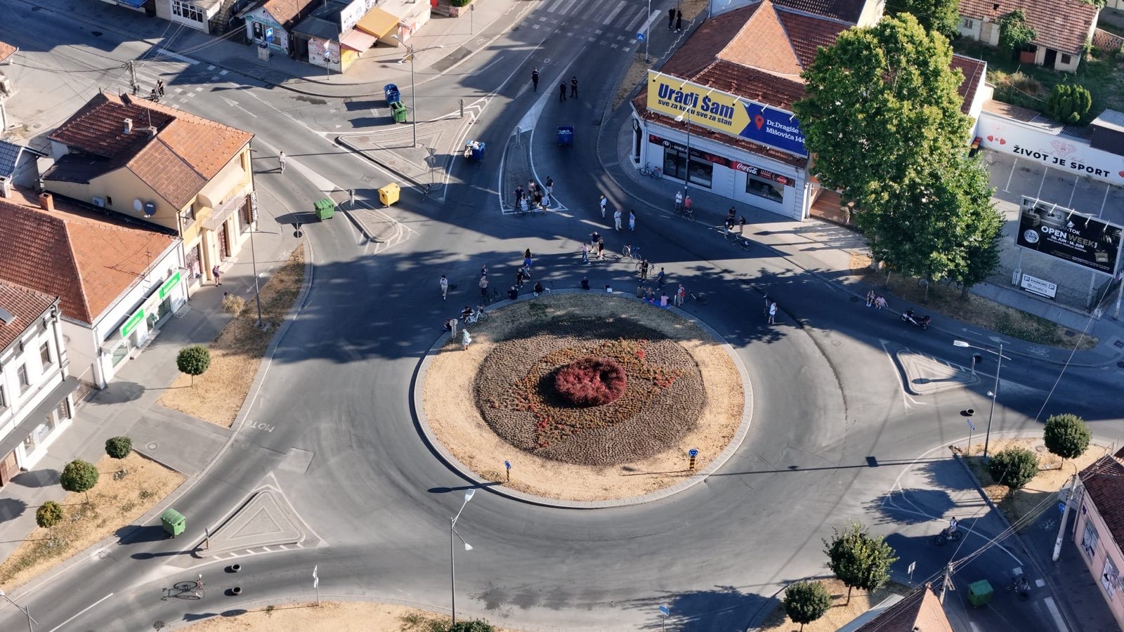 Vidim kako sede u hladovini, a ja po suncu zbog njih moram na posao peške: Građani Čačka ne podržavaju blokade i kažu - da nije žalosno šta nam rade, bilo bi smešno (FOTO)