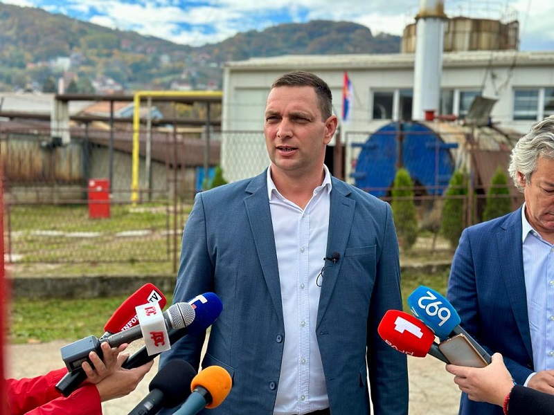 Bacili se na kola, zatim vređali i pretili njegovoj porodici: Dvojica muškaraca na pešačkom prelazu napala predsednika opštine Kosjerić, hitno intervenisala policija 