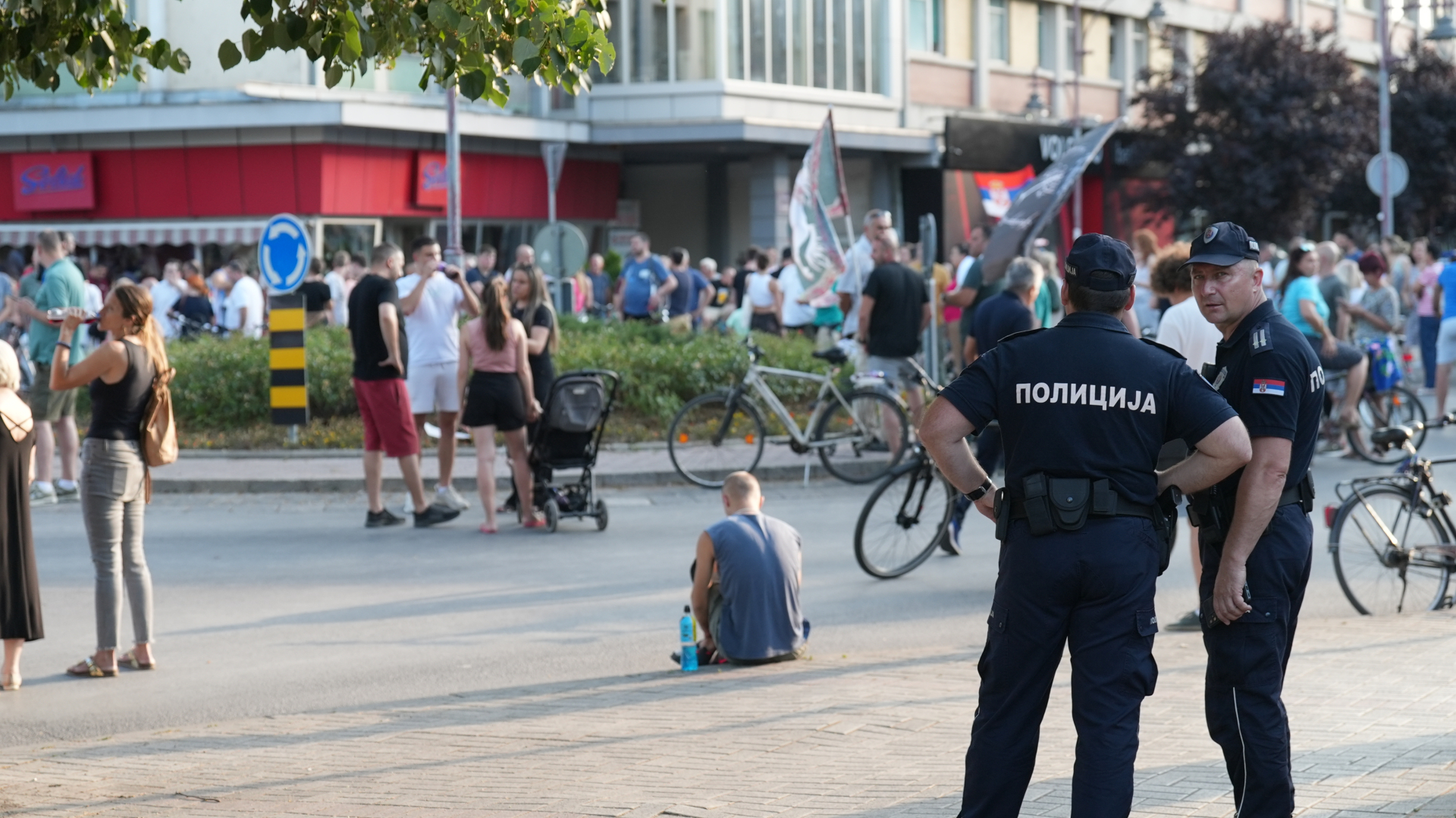 Dosta je bilo napada i targetiranja od strane blokadera: Asocijacija novinara Srbije oštro osudila napade na novinare Informera i targetiranje Marije Mikić