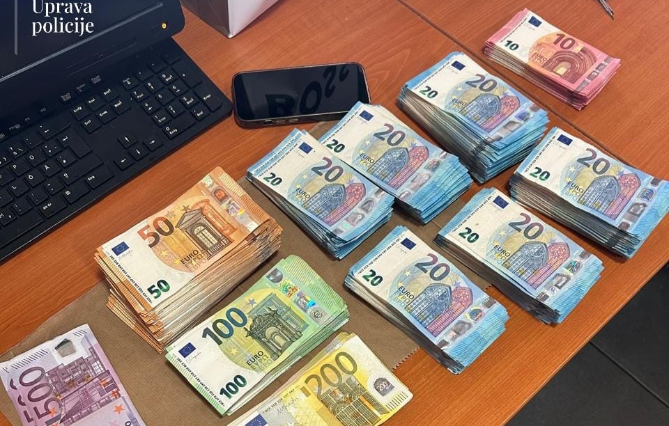 Makedonac pun skrivenih para pokušao da pređe granicu: Uhapšen nakon što je u sedištima golfa pronađeno skoro 40.000 eura (FOTO)