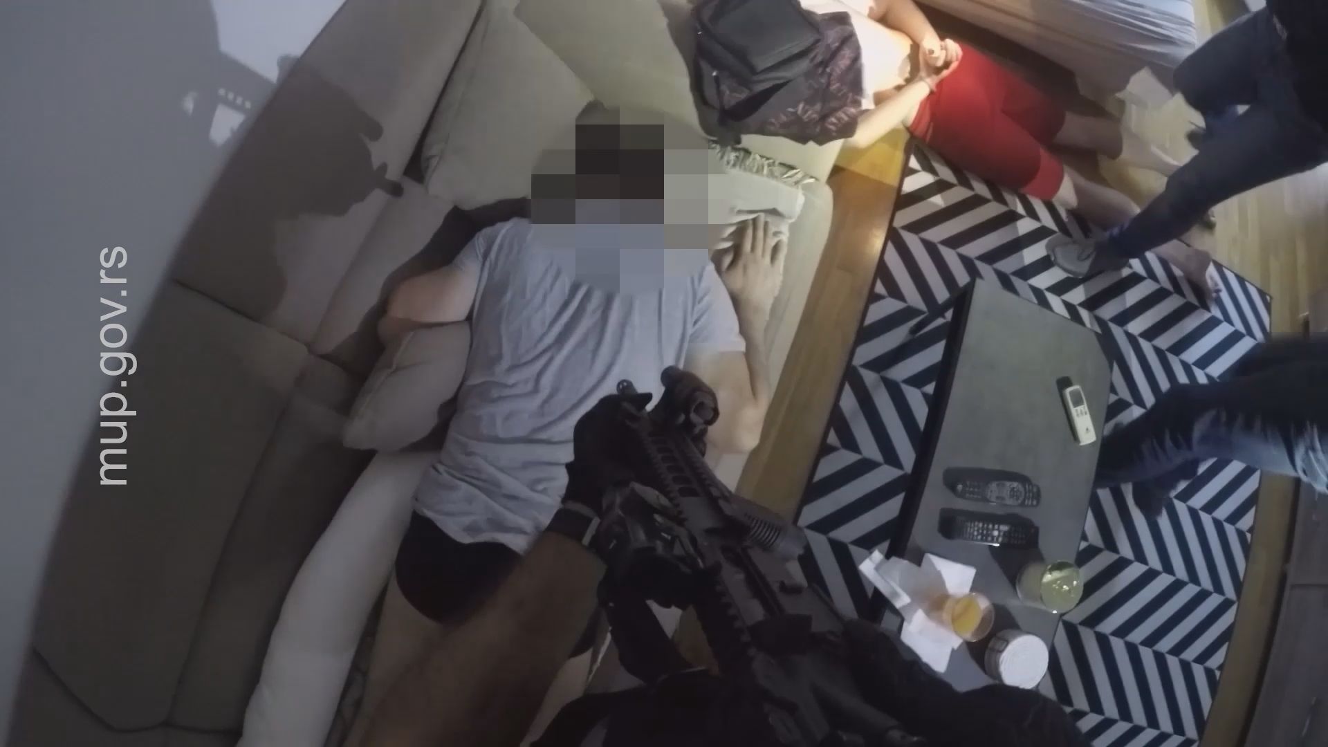 Ovako su uhapšeni članovi "kavačkog" klana u Beogradu: Optuženi za montruozna ubistva, u stanovima pronadjeni pištolj i falsifikovana dokumenta (VIDEO)