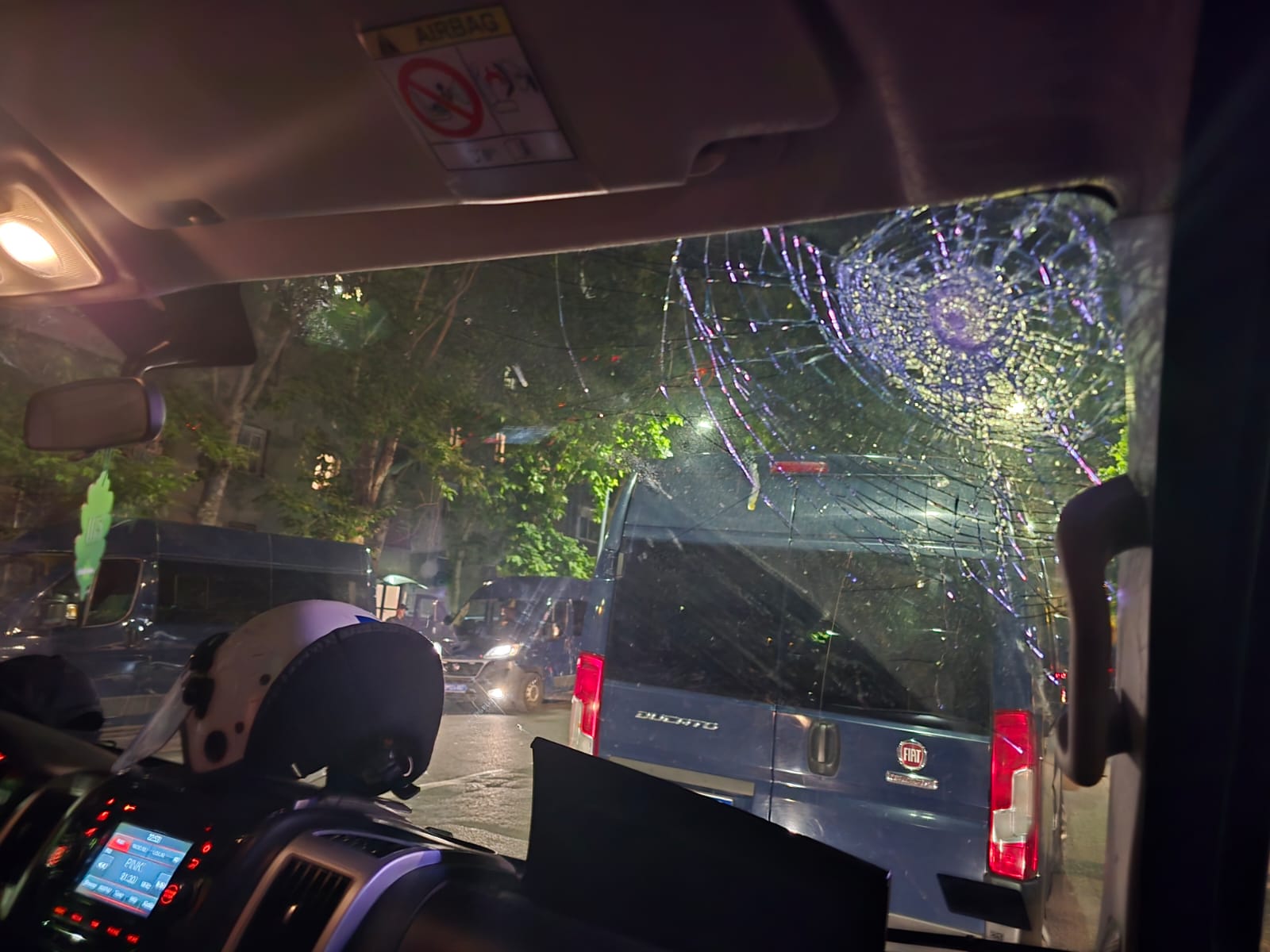 Napadnuta policija u Beogradu na blokadama: Povredjen jedan službenik, uništeno i vozilo (FOTO)(VIDEO)