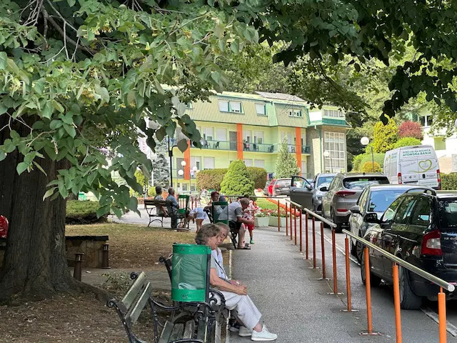 Ma kakvo more - banja je zakon: Milica iz Beograda već 12 godina "letuje" u pravom prirodnom blagu, podno planina Bukovik i Vujan smestilo se čuveno lečilište (FOTO)