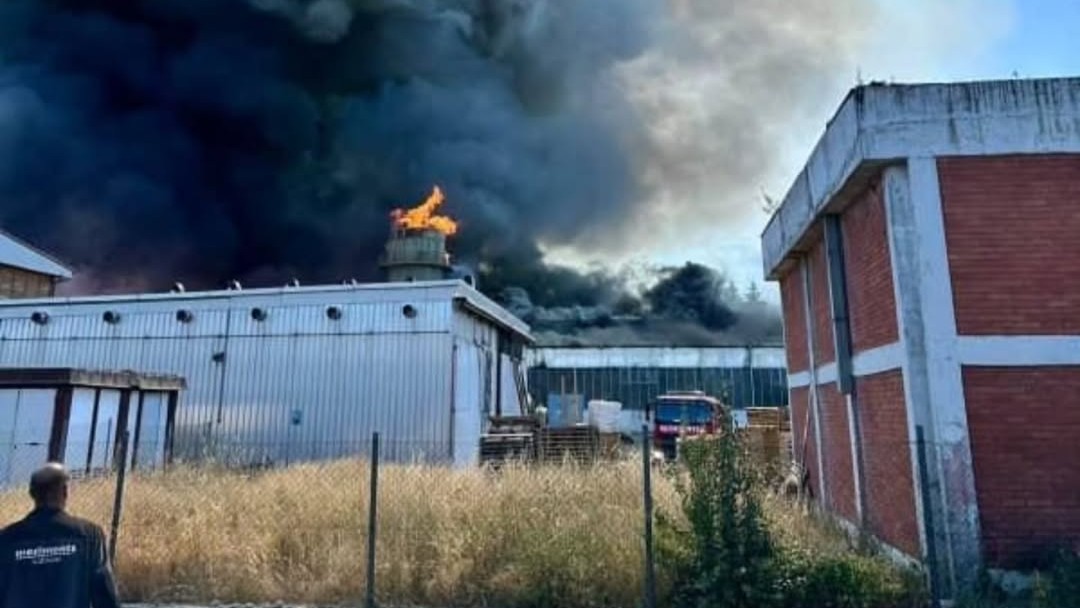 „Vatra izbija kroz krov fabrike, dim se širi ka selu“: Veliki požar u Čajetini, gori „Gorštak“/ Foto: RINA