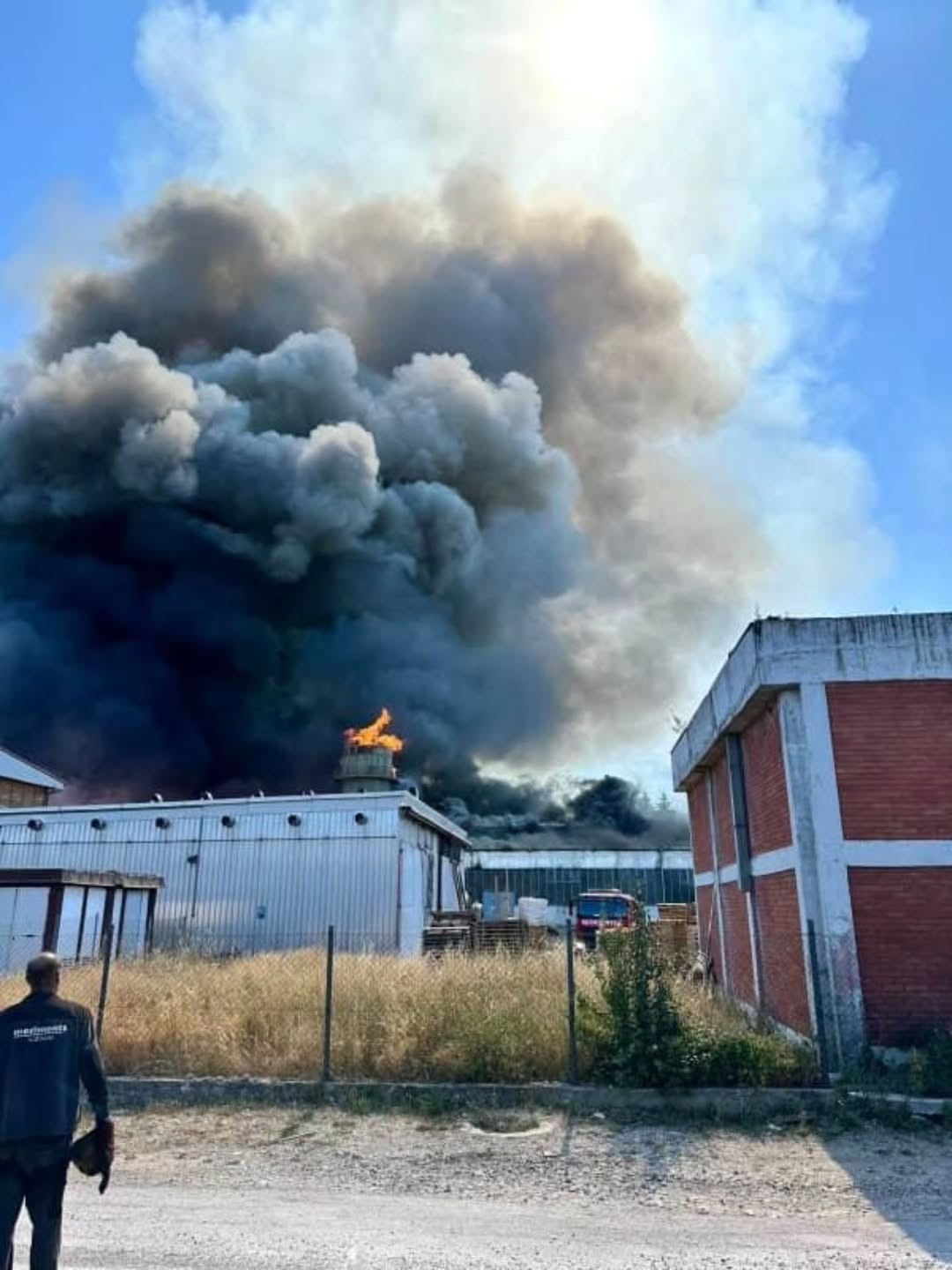 „Vatra izbija kroz krov fabrike, dim se širi ka selu“: Veliki požar u Čajetini, gori „Gorštak“ (FOTO)