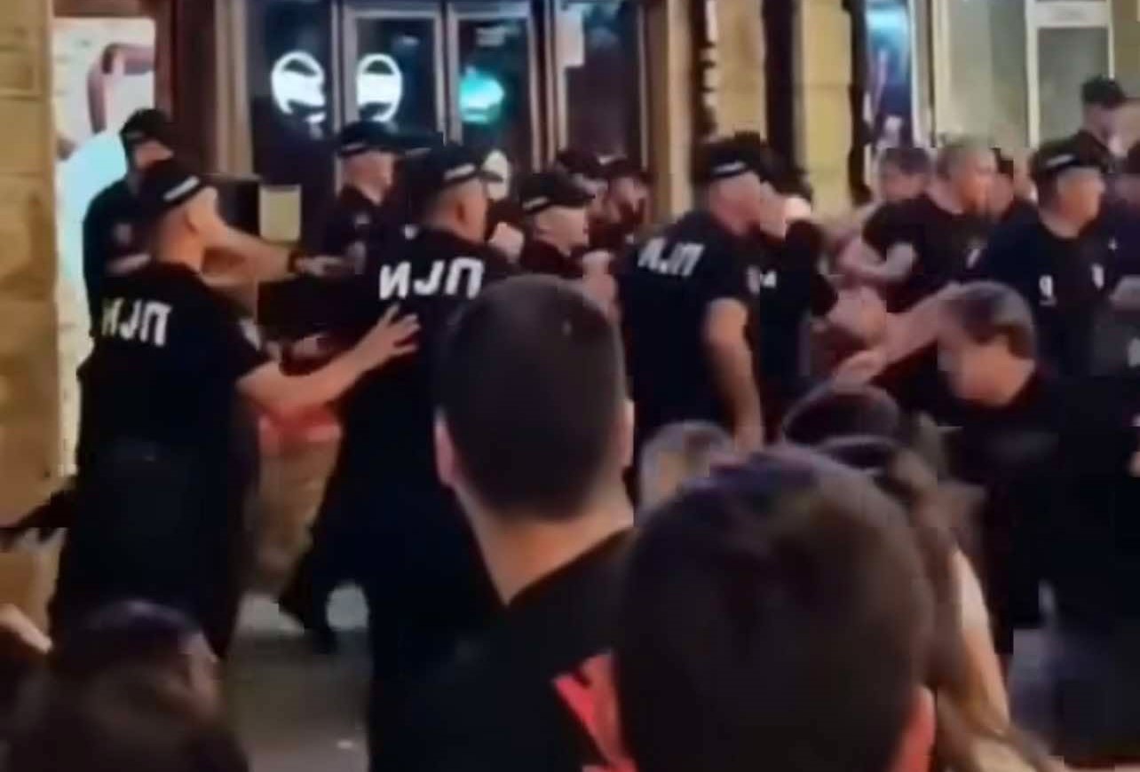 Blokaderi u Čačku napravili haos, jedan od građana teleskopom krenuo na policiju: Oglasili se iz SNS - napad je bio planiran, izmislili su hapšenje dece kako bi došlo što više ljudi 