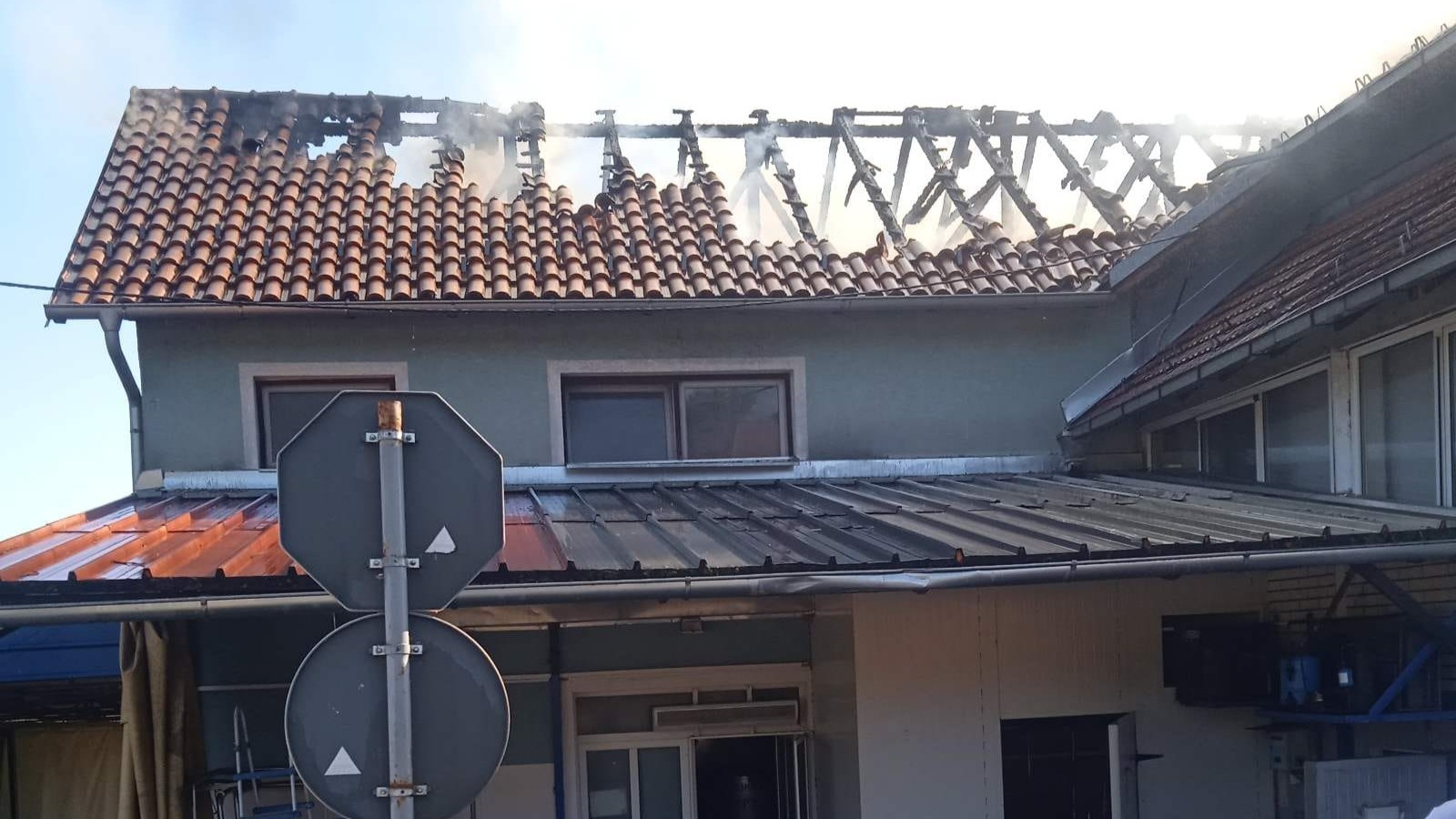 Video je dim i odmah istrčao iz kamiona da upozori ukućane: Ivko je pravi heroj, radnik Vodovoda sprečio katastrofu u selu Petropolje (FOTO)