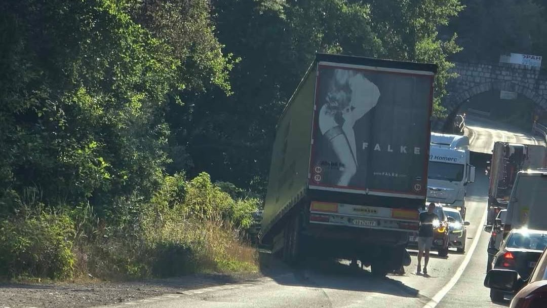 "Na svu sreću nije bilo automobila iz suprotnog smera": Drama na putu između Bistrice i Nove Varoši, otkacila se prikolica sa šlepera i sletela sa kolovoza