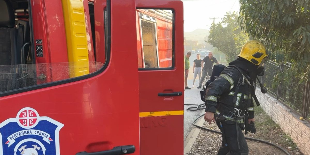 Oglasio se MUP o požaru na autoputu Miloš Veliki:Brzom intervencijom ugašen požar kod naplatne rampe, automobil se zapalio u vožnji