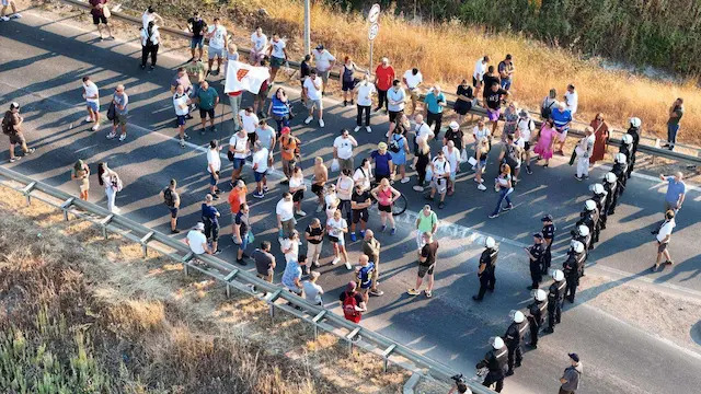 Jake snage žandarmerije sačuvale auto-put: Oko 200 građana uspelo da blokira samo magistralu Čačak - Užice (FOTO)
