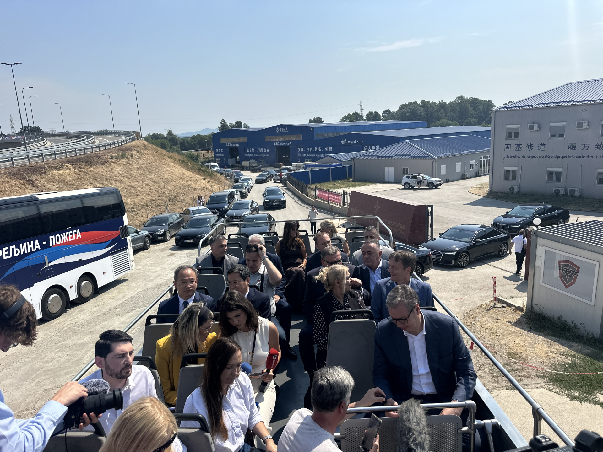 Veličanstvena slika sa zapada Srbije: Predsednik Vučić sa saradnicima i novinarima prvi se provozao deonicom autoputa od Pakovraća do Požege - do 15. jula besplatna vožnja  (FOTO)