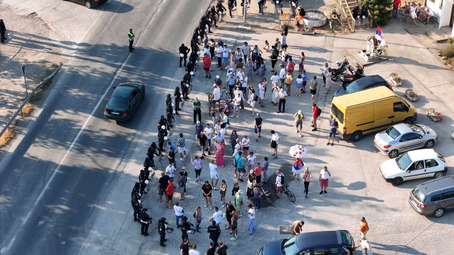 Dalje nećeš moći: Manja grupa Čačana pokušala da blokira Ibarsku magistralu ali su naišli na kordon, Katarina iz Preljine je ovo rekla o policajcima (FOTO)