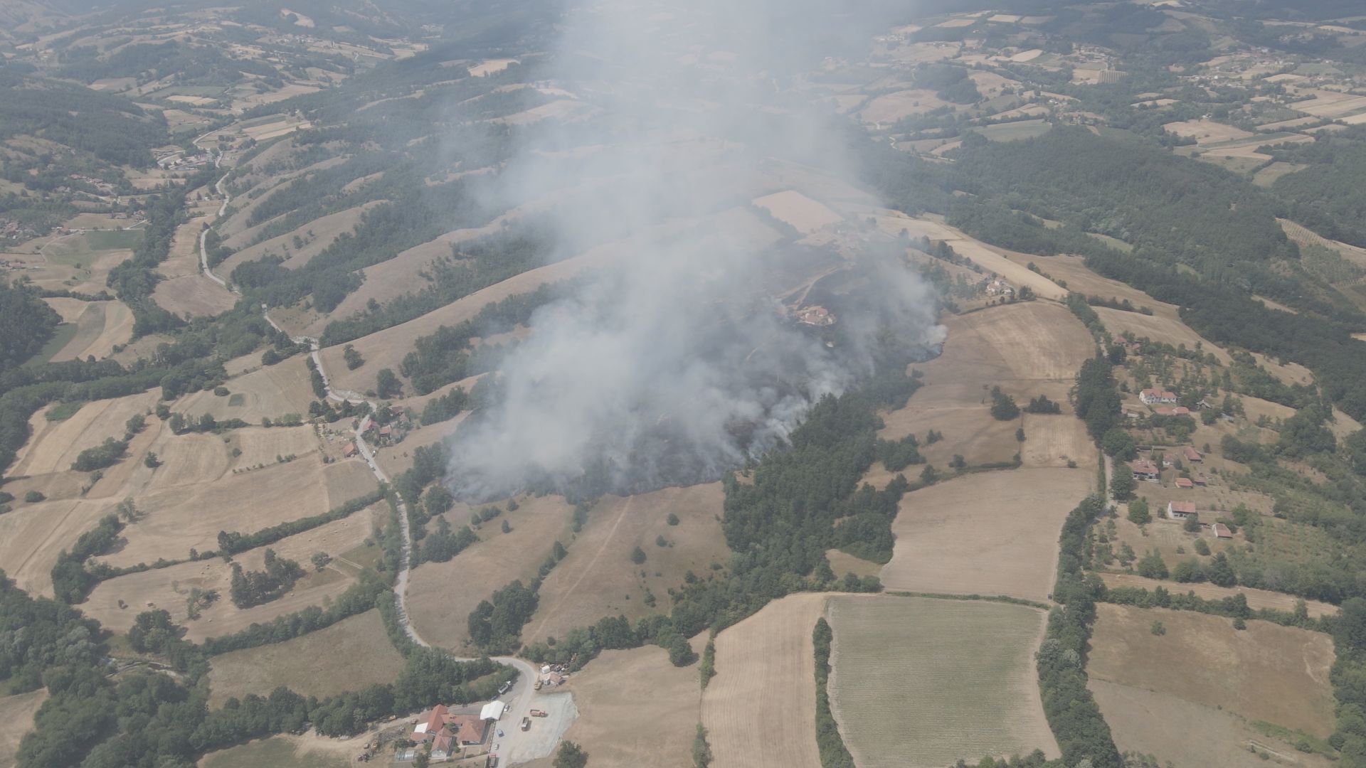 Ja bolesna mogla sam samo da gledam kako gori - bilo je užasno: Dramatična svedočenja meštana Koštunića nakon velikog požara - nadljudskim naporima vatra stavljena pod kontrolu (FOTO)(VIDEO)