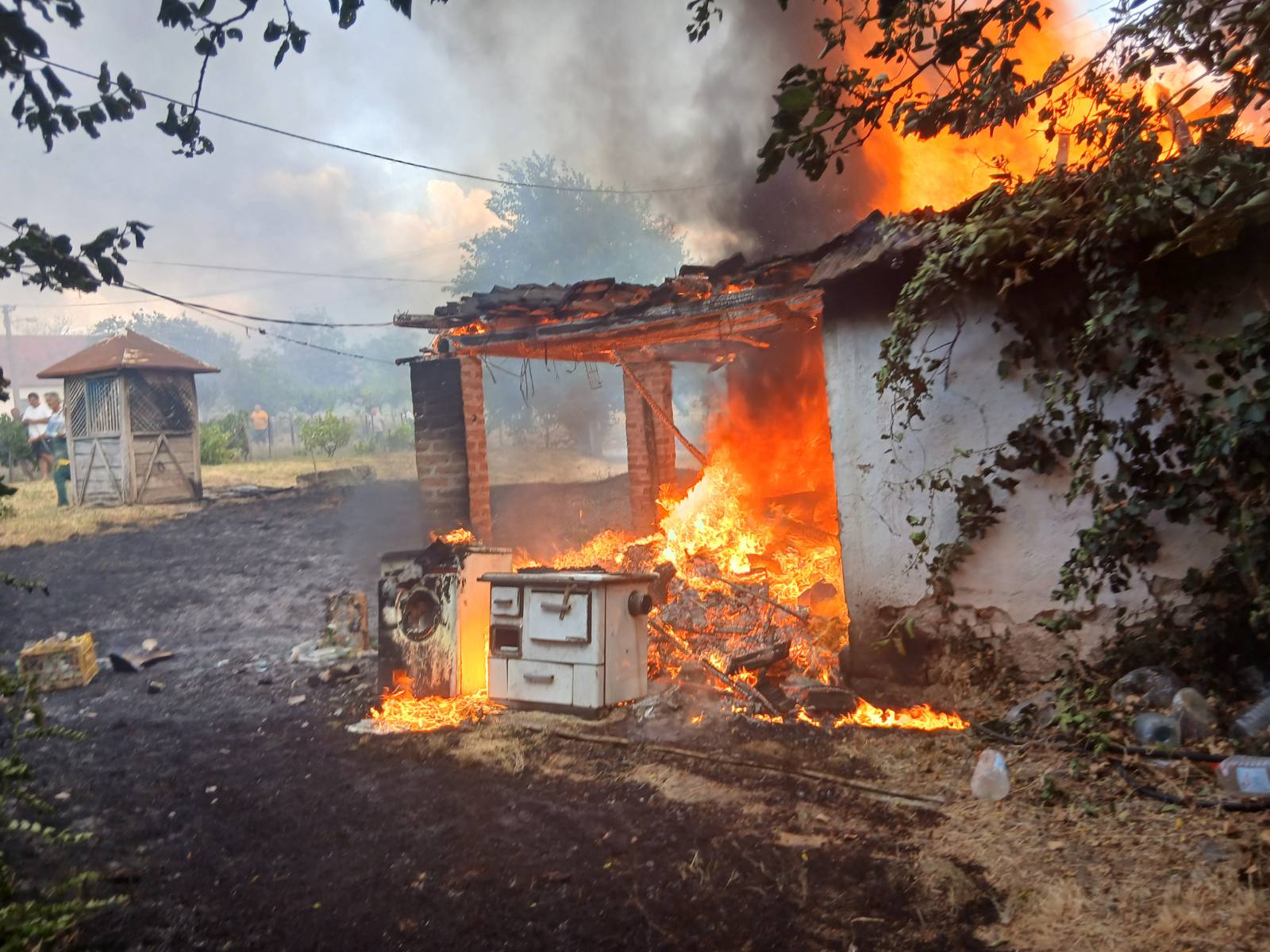 Čim sam video da gori, uzeo sam lopatu i krenuo da pomažem koliko mogu: Strašni požari pogodili sela u opštini Topola, evakuisano osam kuća (FOTO)