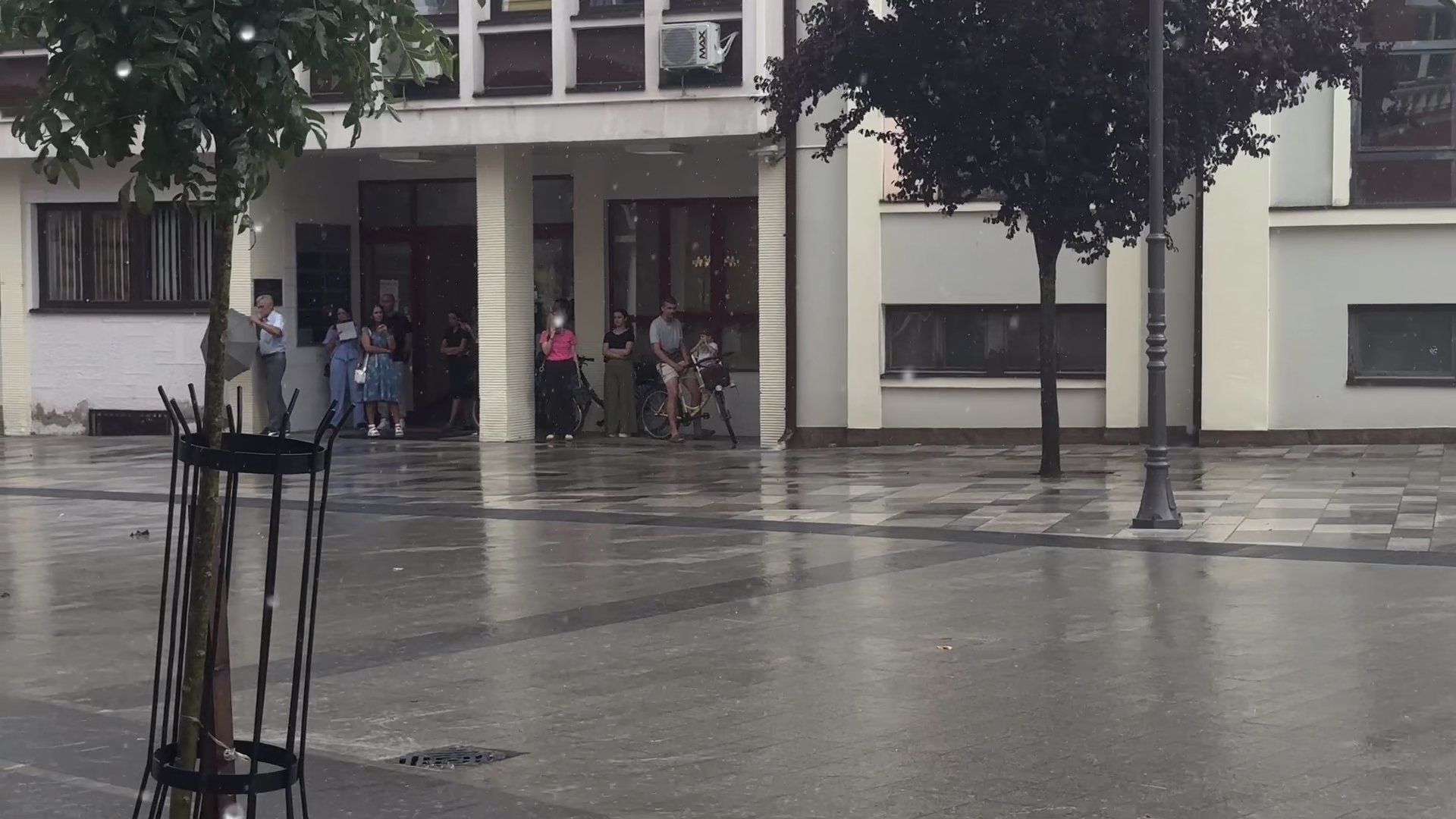 Potop na ulicama i u zgradama, kiša napravila haos u Čačku: Jako olujno nevreme hara i Zapadnom Srbijom/ Foto: RINA