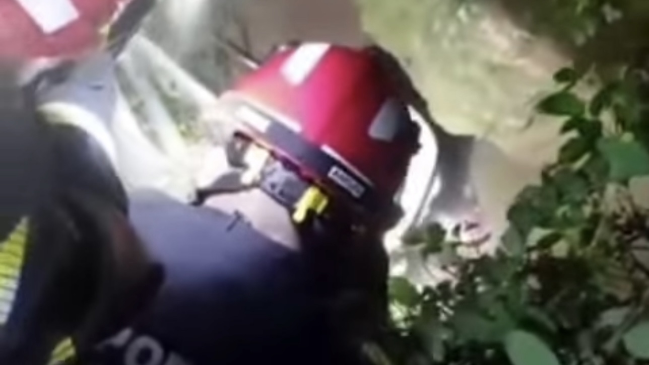 Drama u Bačevcima kod Valjeca: Vatrogasci spasili muškarca iz jame duboke 20 metara, odmah mu pružena lekarska pomoć (VIDEO)