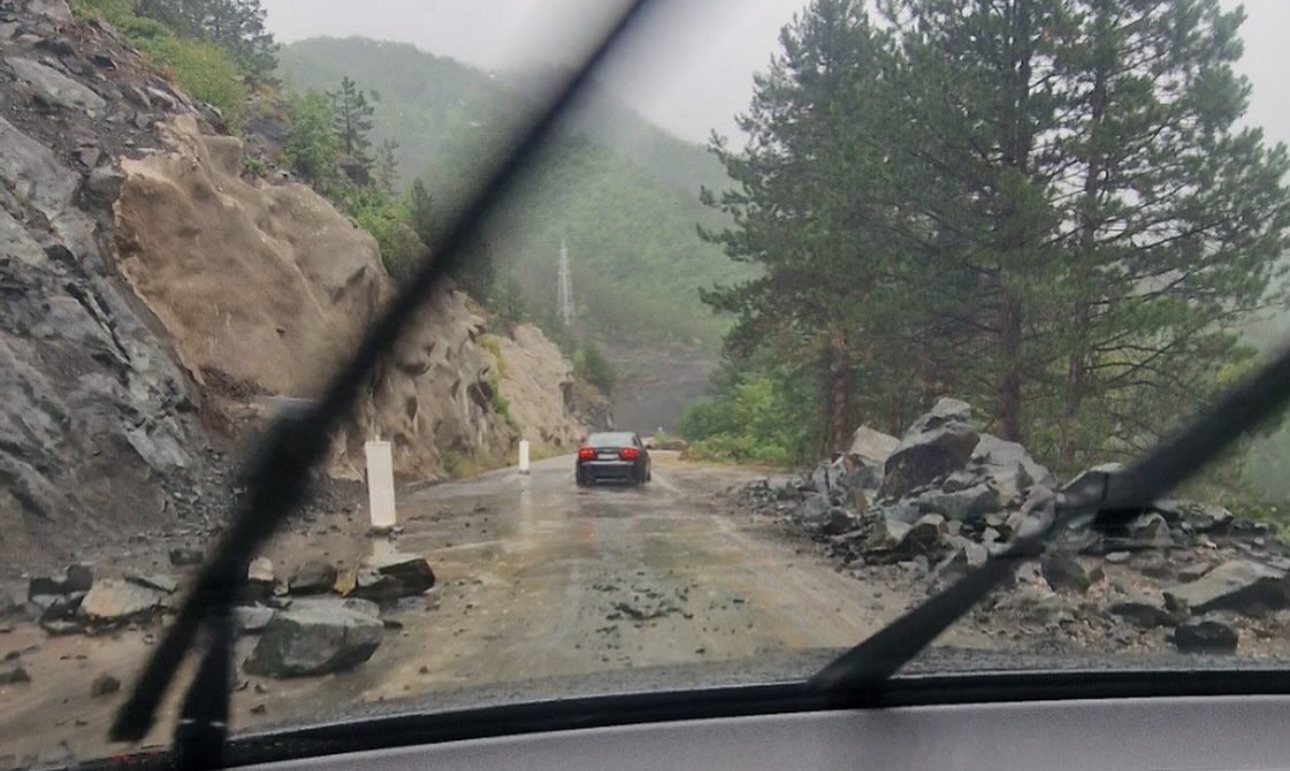 “Pored odrona je i klizavo, a s druge strane reka Lim: Veliki odron na magistali kod Priboja, vozači moraju strogo da paze i prilagode brzinu uslovima na putu (FOTO)