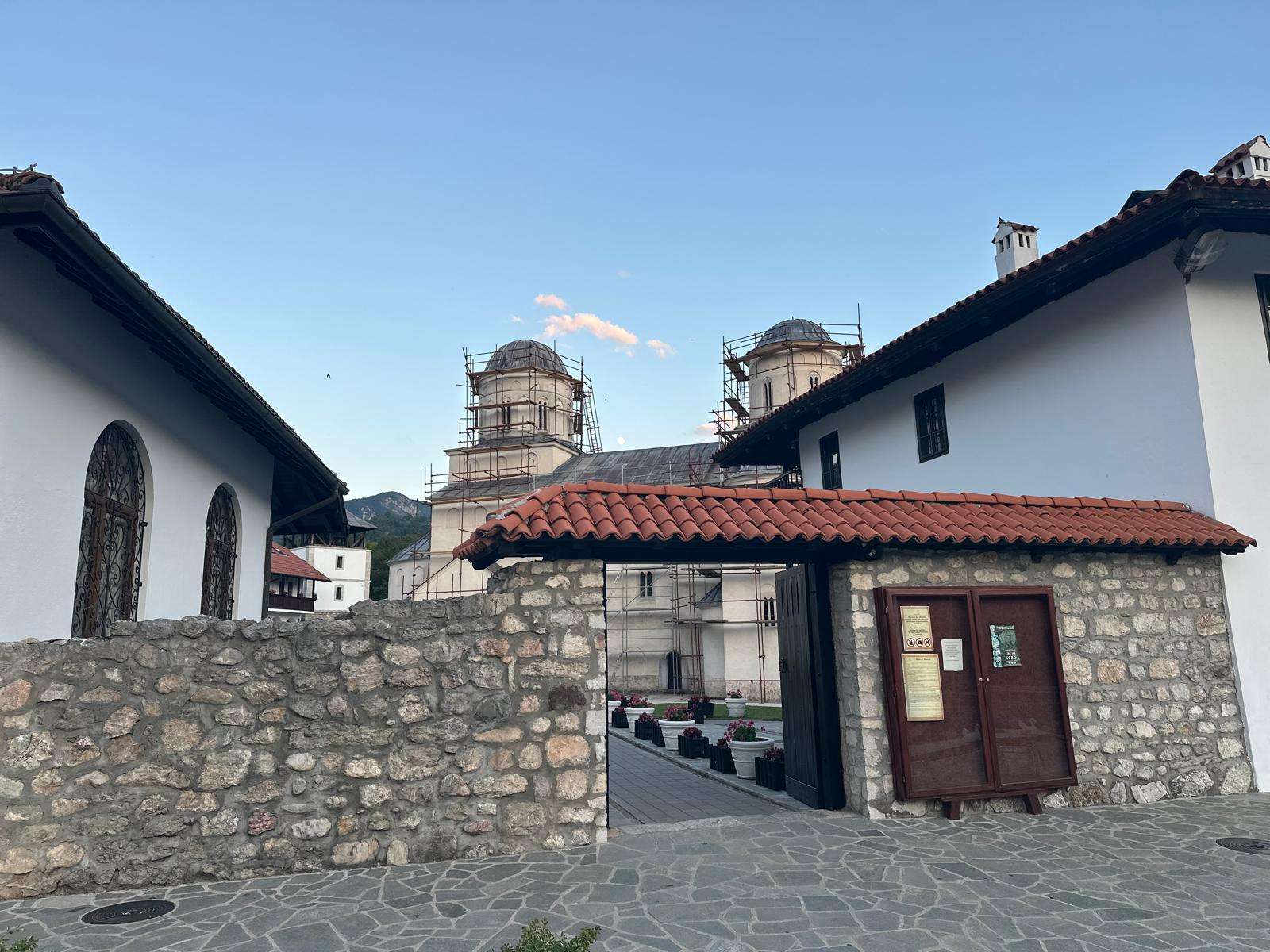 U ovoj srpskoj svetinji je freska koja se smatra jednom od najlepših na svetu: Manastir Mileševa duhovni svetionik Zlatiborskog okruga, obnvalja se krov star vekovima (FOTO)
