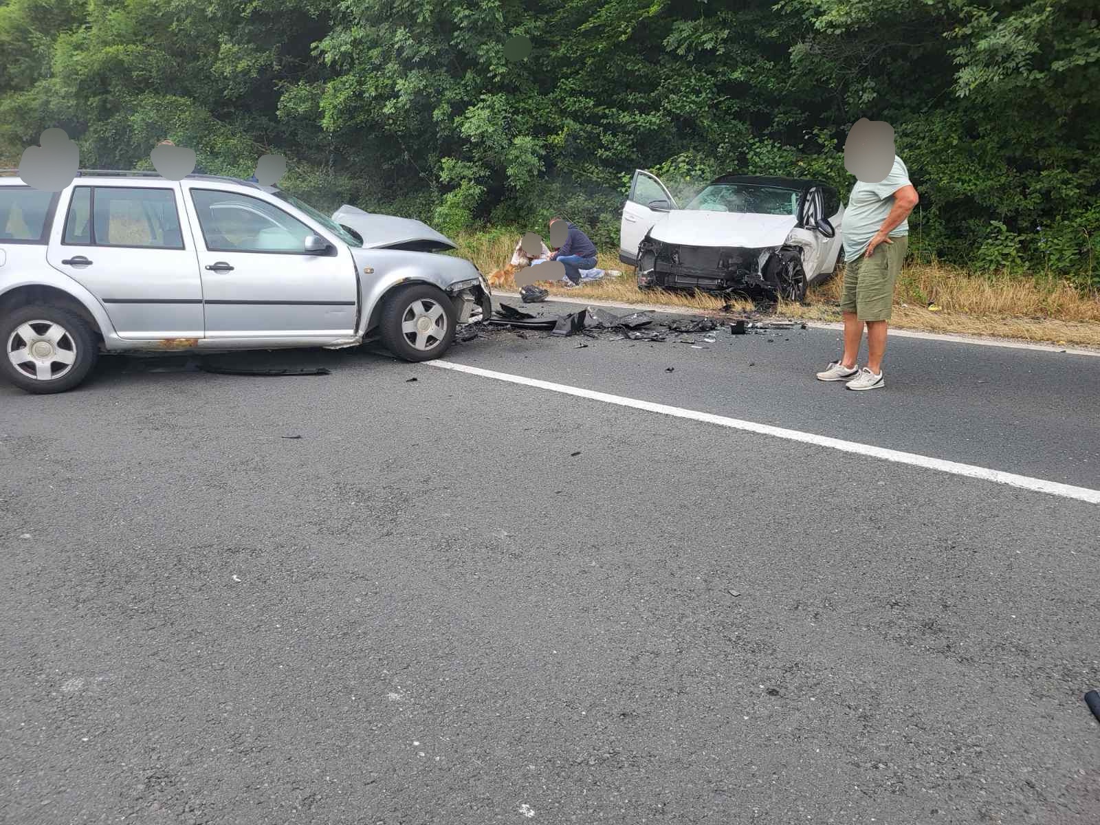 Delovi vozila rasuti po putu, ima povređenih: Težak sudar dva vozila kod Zlatibora, na terenu policija i Hitna pomoć (FOTO)