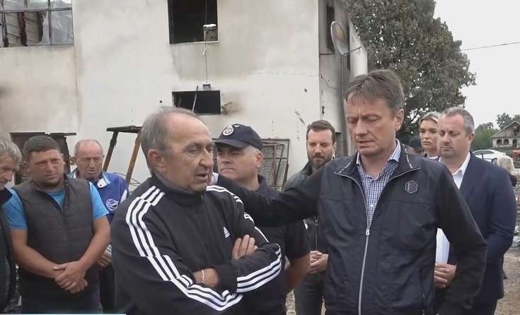 Porodična fabrika izgorela do temelja u selu Cerovac: Ministar Glišić obišao teren i poručio - munjevita reakcija Vlade, izdvojeno tri miliona evra za pomoć ljudima (FOTO)