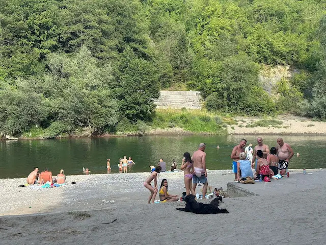 Dženan iz Nemačke svake godine dolazi da se kupa na reci Lim: Prijepolje ima svoje more i svoj Petrovac - ova plaža je omiljeno mesto i spas od vrelih letnjih dana (FOTO)