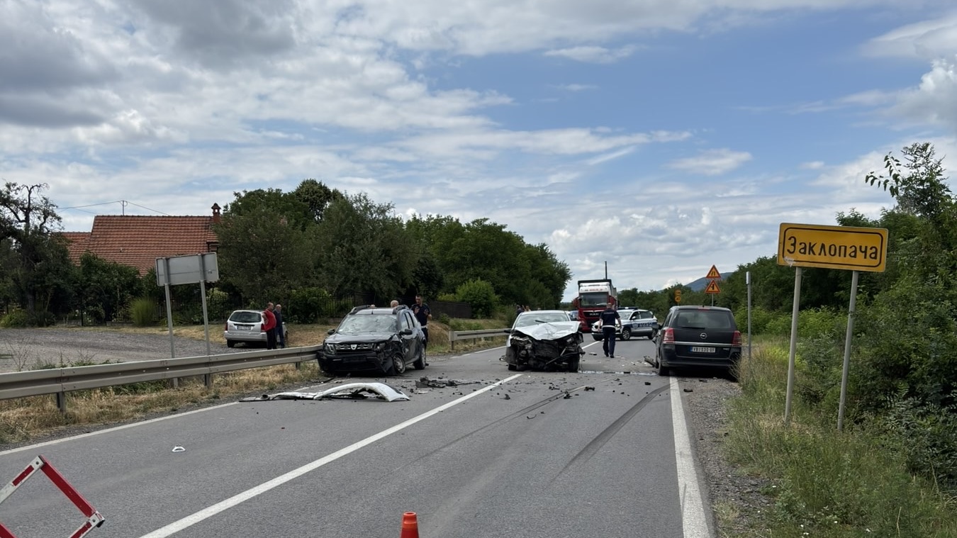 Silovit sudar tri vozila, ima povređenih: Teška saobraćajna nezgoda kod Vrnjačke Banje, na licu mesta policija i Hitna pomoć (FOTO)