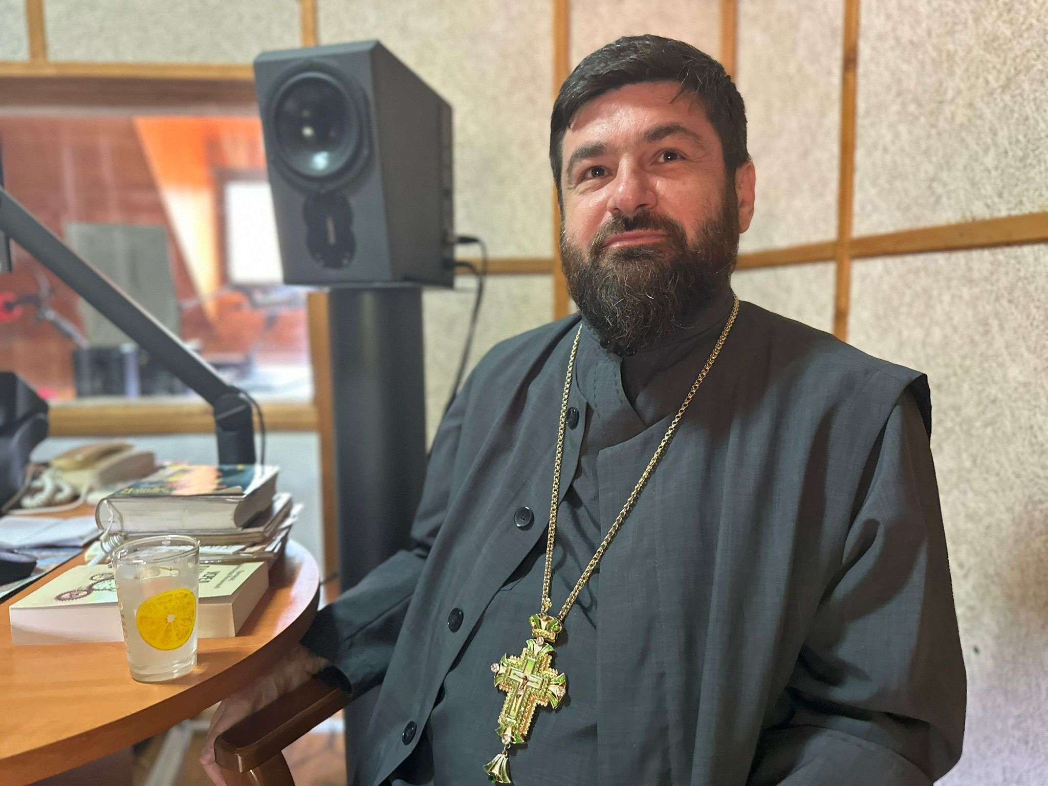 U vremenu buke i brzine on pruža mir: Iz srca velike srpske svetinje radio Mileševa spaja narod, tradiciju i duhovnost - urednica Violeta svoj rad smatra blagoslovom (FOTO)