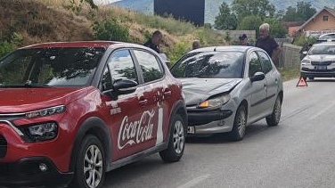 Sudar dva vozila kod Guče: U jednom od automobila bila trudnica, saobraćaj na toj deonici odvija se otežano (FOTO)