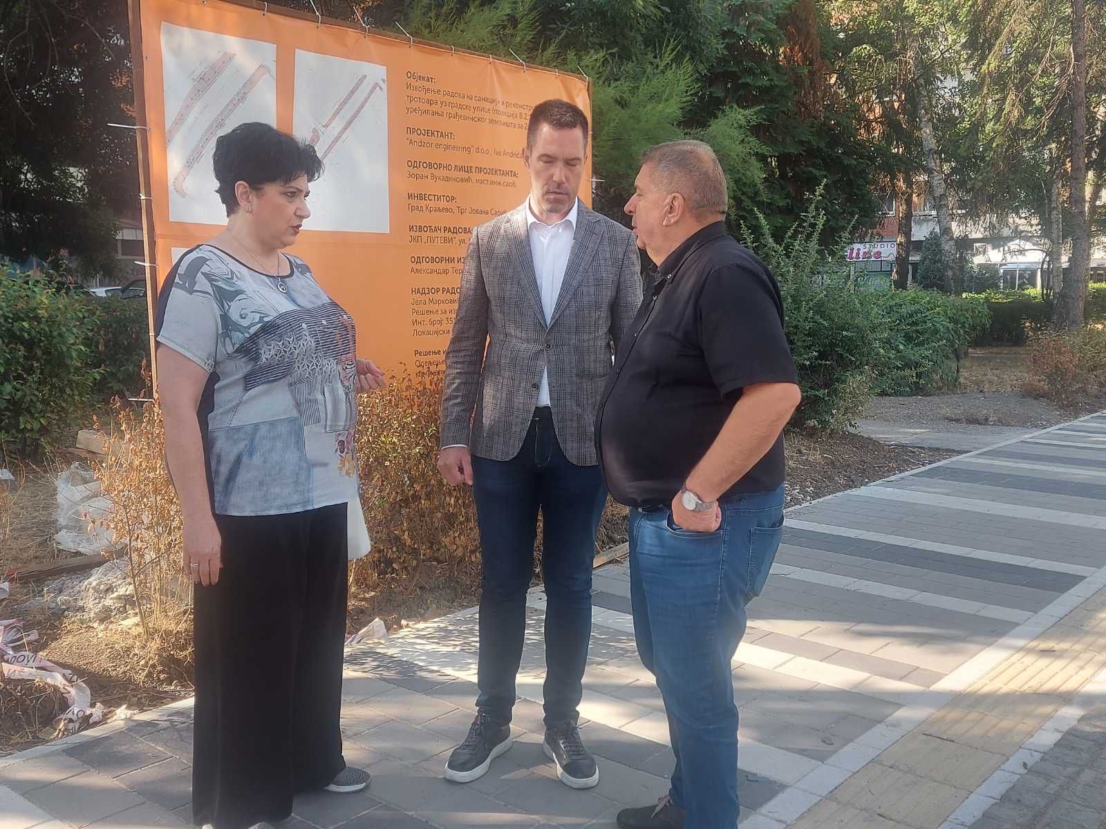 Bezbednost građana na prvom mestu: Rekonstruiše se trotoar u Kraljevu, za slepe i sabovide urađena i taktilna staza (FOTO)