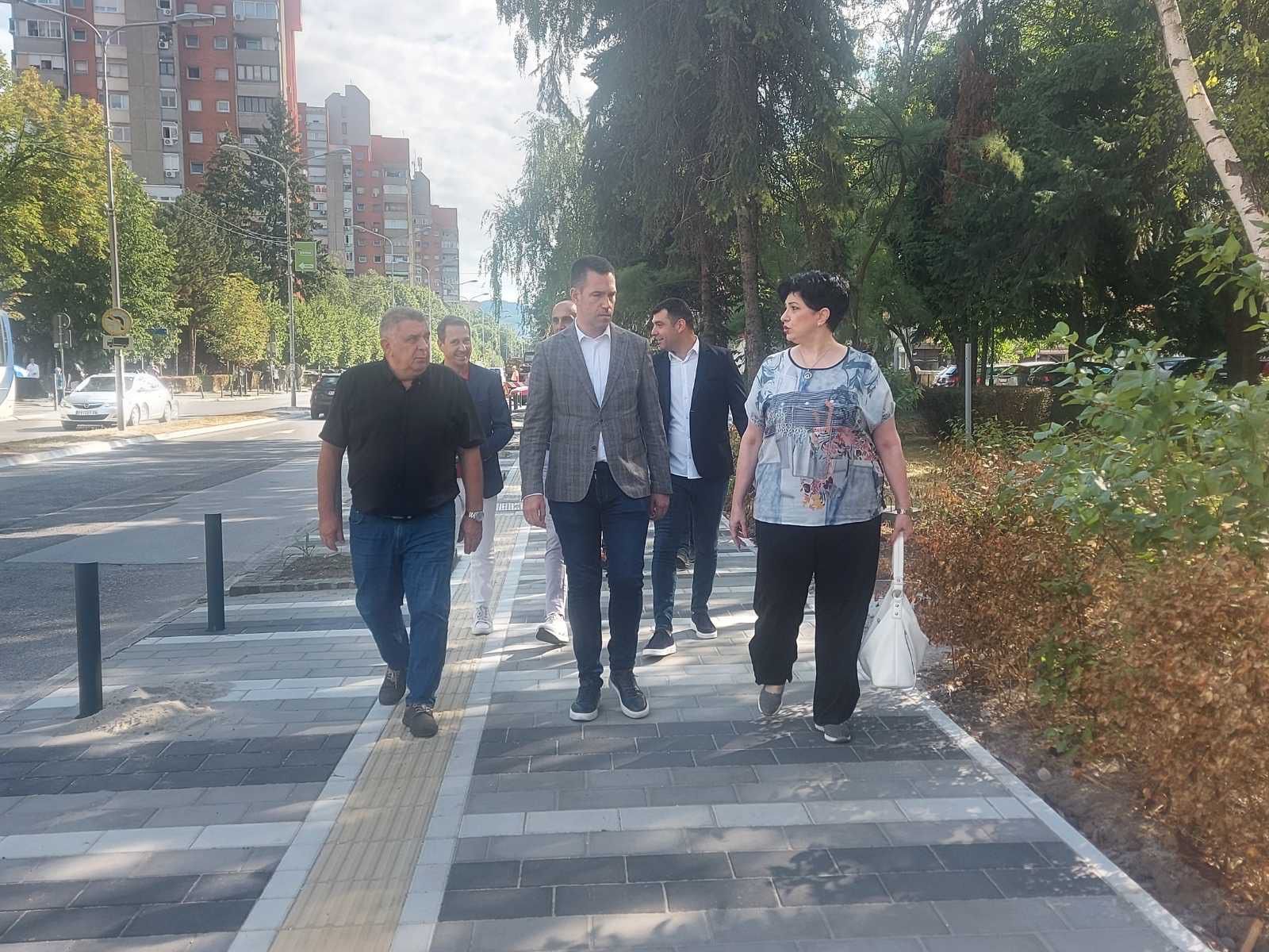 Rekonstruiše se trotoar u Kraljevu, za slepe i sabovide urađena i taktilna staza/ Foto: RINA