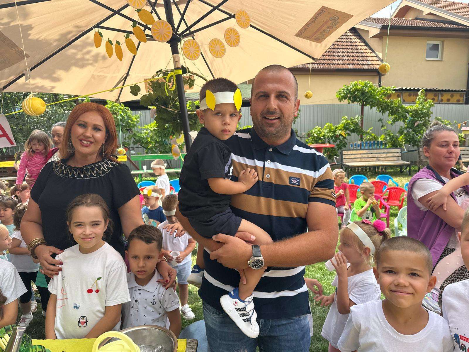 Slika dana stiže nam iz Čačka: Mališani iz vrtića sa vaspitačima organizovali humanitarnu limunijadu, sav skupljeni novac ide za lečenje malene Ivone (FOTO)
