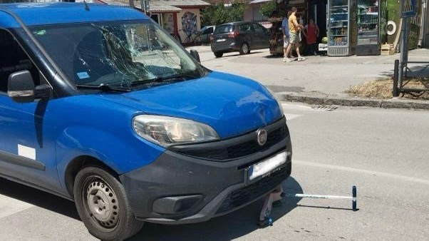 Drama u centru Čačka: Troje dece i otac udareni dok su prelazili pešački prelaz, prevezeni u bolnicu (FOTO)