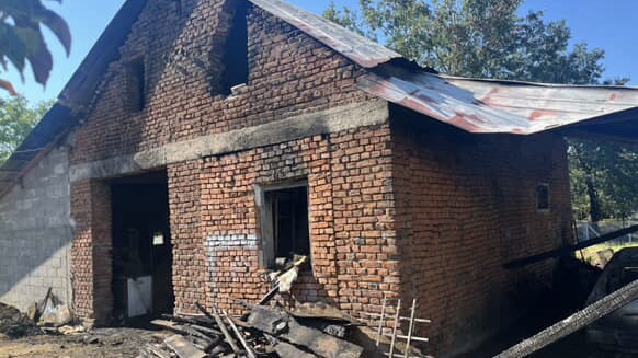 Užas u selu Katrga kod Čačka: Ogroman požar u porodičnom domaćinstvu, izgoreli - štala, dve krave, automobil i oko 1.000 bala sena (FOTO)