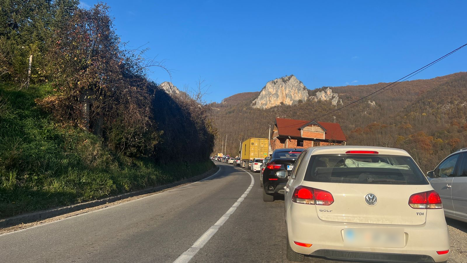 Srbi ranom zorom pohrlili na more: Velike gužve na ulazu u Crnu Goru, kilometarska kolona na graničnom prelazu Dobrakovo