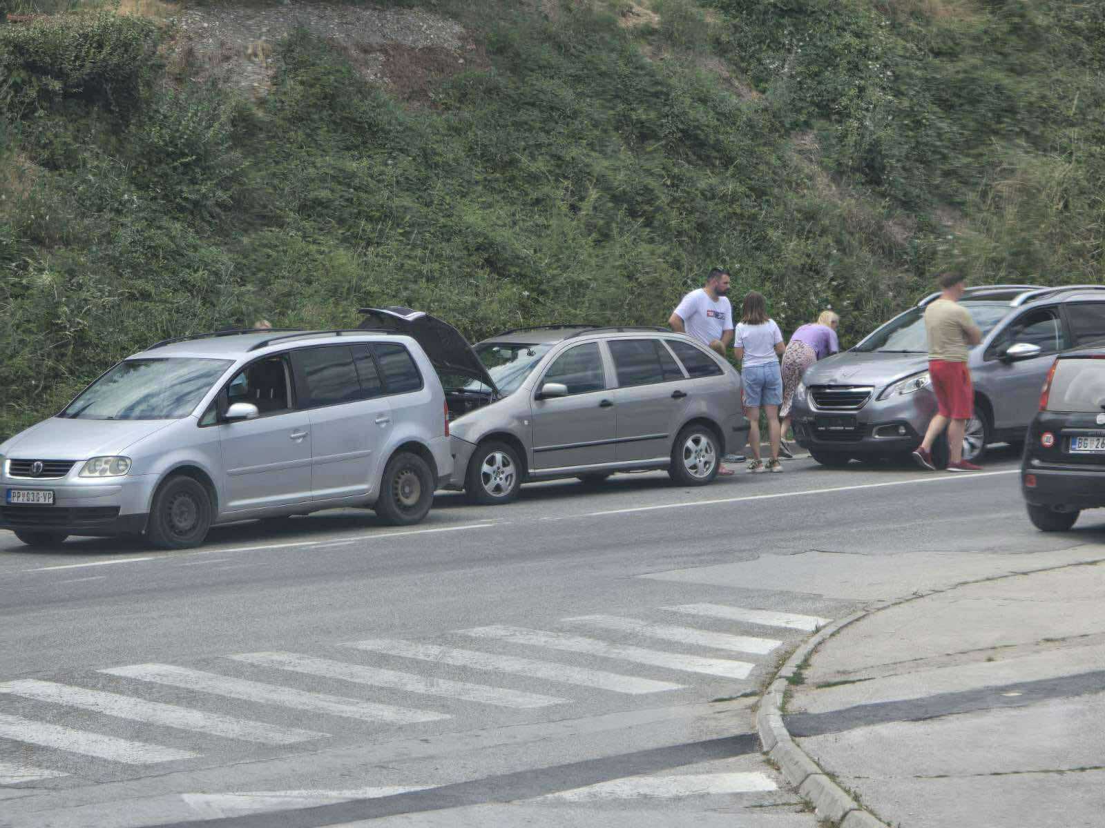 Lančani sudar tri vozila u Prijepolju: Tri automobila se zakucala jedan u drugi, tokom uviđaja stvorene dugačke kolone
