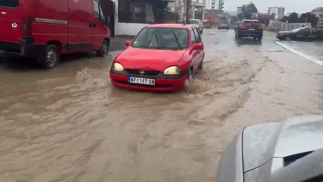 Potop na ulicama Novog Pazara: Zbog jake i obilne kiše voda se izlila na saobraćajnice i trotoare (FOTO)(VIDEO)
