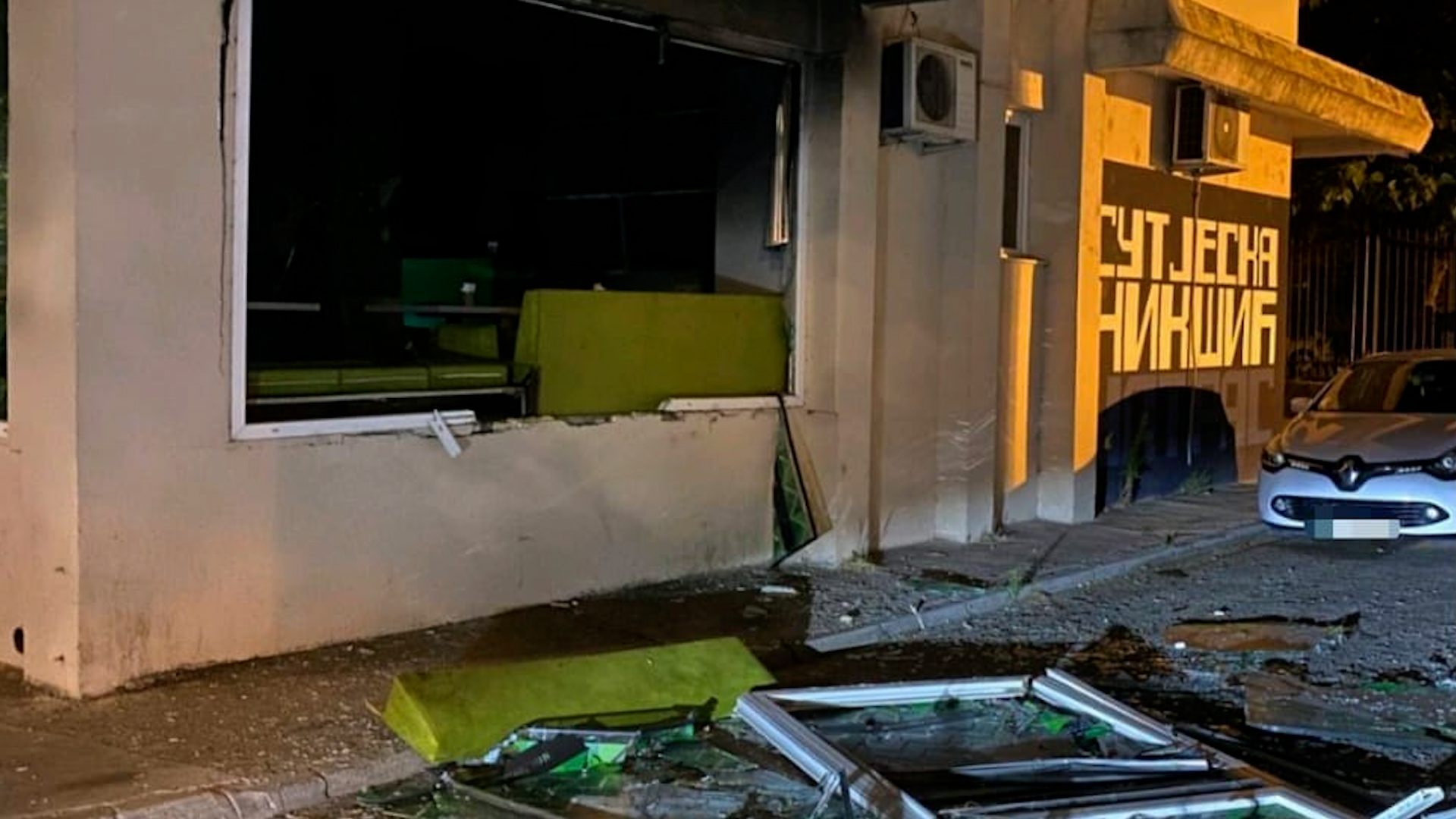 Muškarci zapalili kladionicu pa pobegli sa lica mesta: Policija uhapsila jednog piromana u Nikšiću, a za drugim intezivno traga (FOTO)