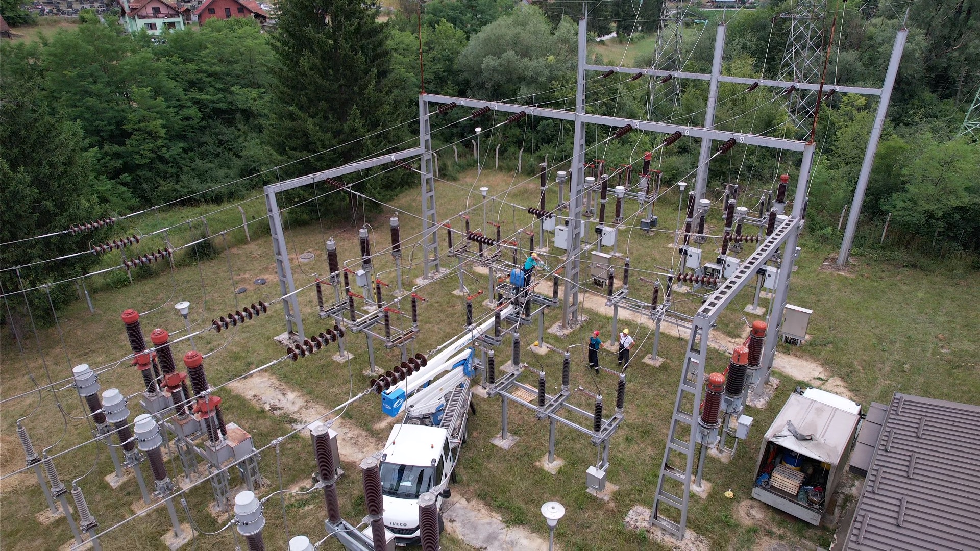 Nakon sedam sati 17.000 Dragačevaca konačno dobilo struju: Veliki požar napravio havariju u Guču, na teren poslate sve raspoložive ekipe (FOTO) 