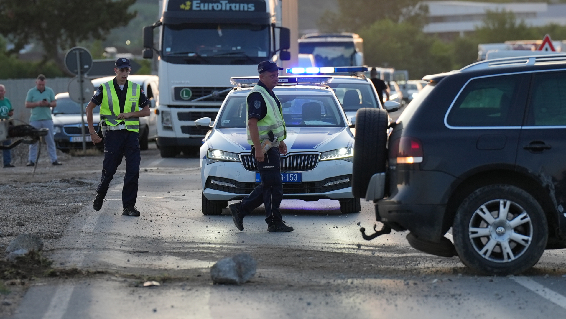Ferrari i mercedes završili na livadi pored puta / foto: RINA
