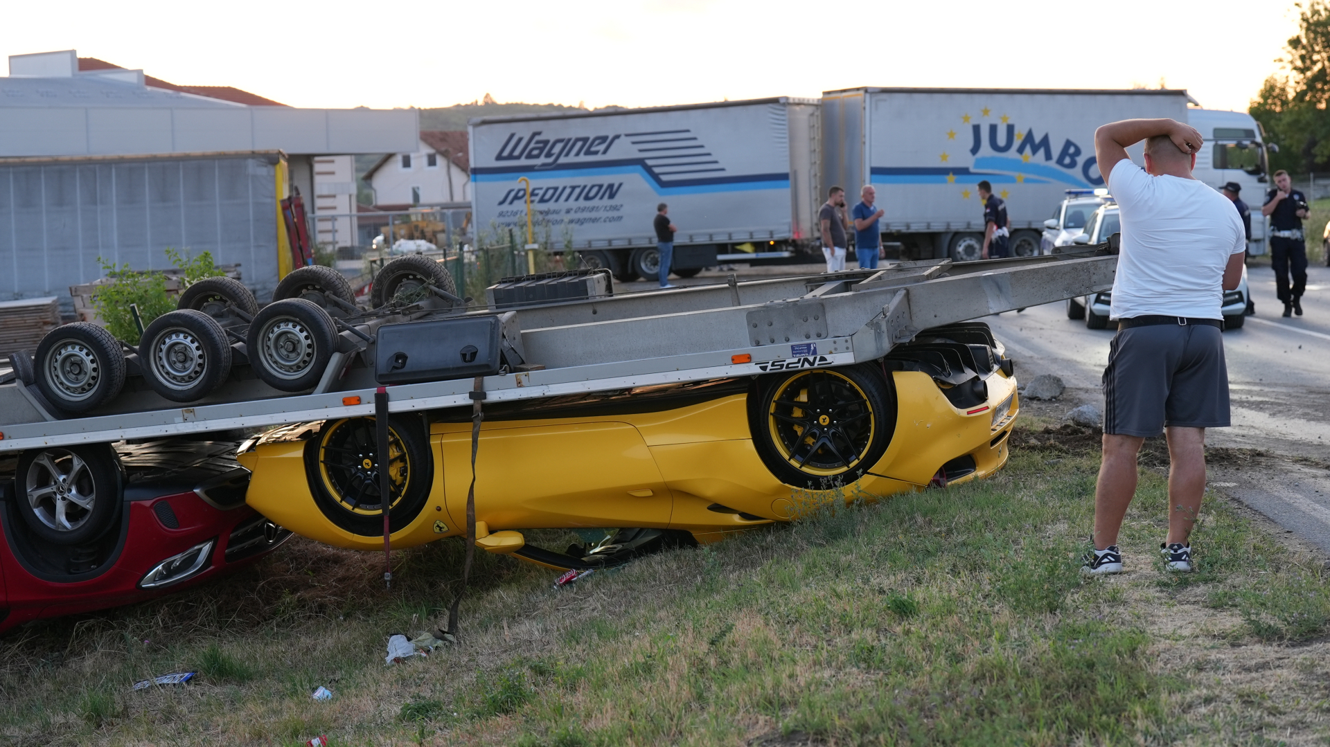 Ferrari i mercedes završili na livadi pored puta / foto: RINA