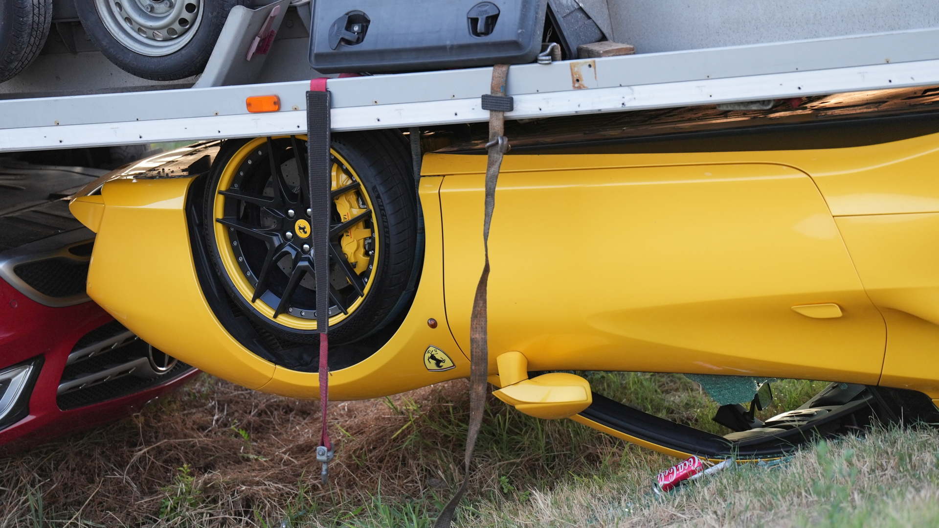 Ferrari i nov mercedes prevrnuti na krov i pritisnuti: Nesvakidašnja nezgoda u Preljini, vozač auto-prikolice izgubio kontrolu pa nastao haos (FOTO)(VIDEO) 