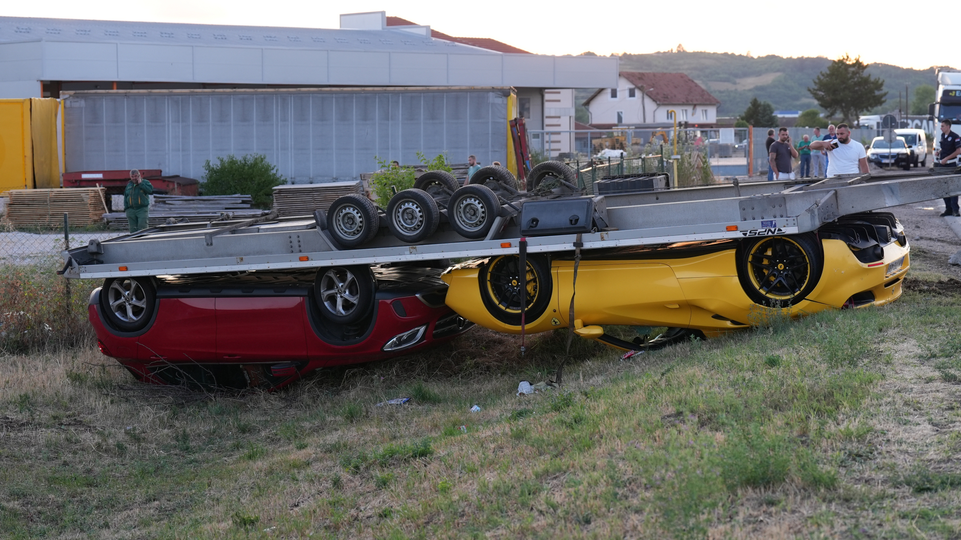 Ferrari i mercedes završili na livadi pored puta / foto: RINA