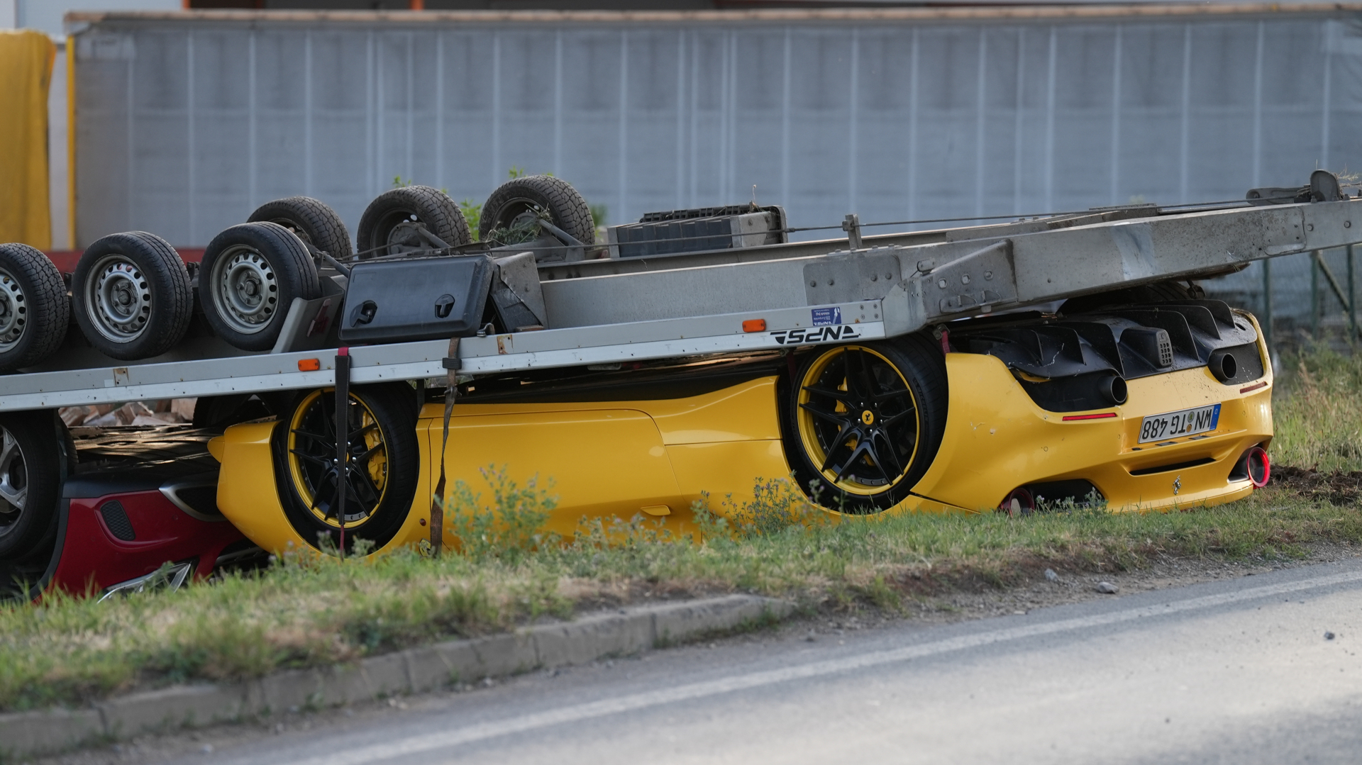 Ferrari i mercedes završili na livadi pored puta / foto: RINA