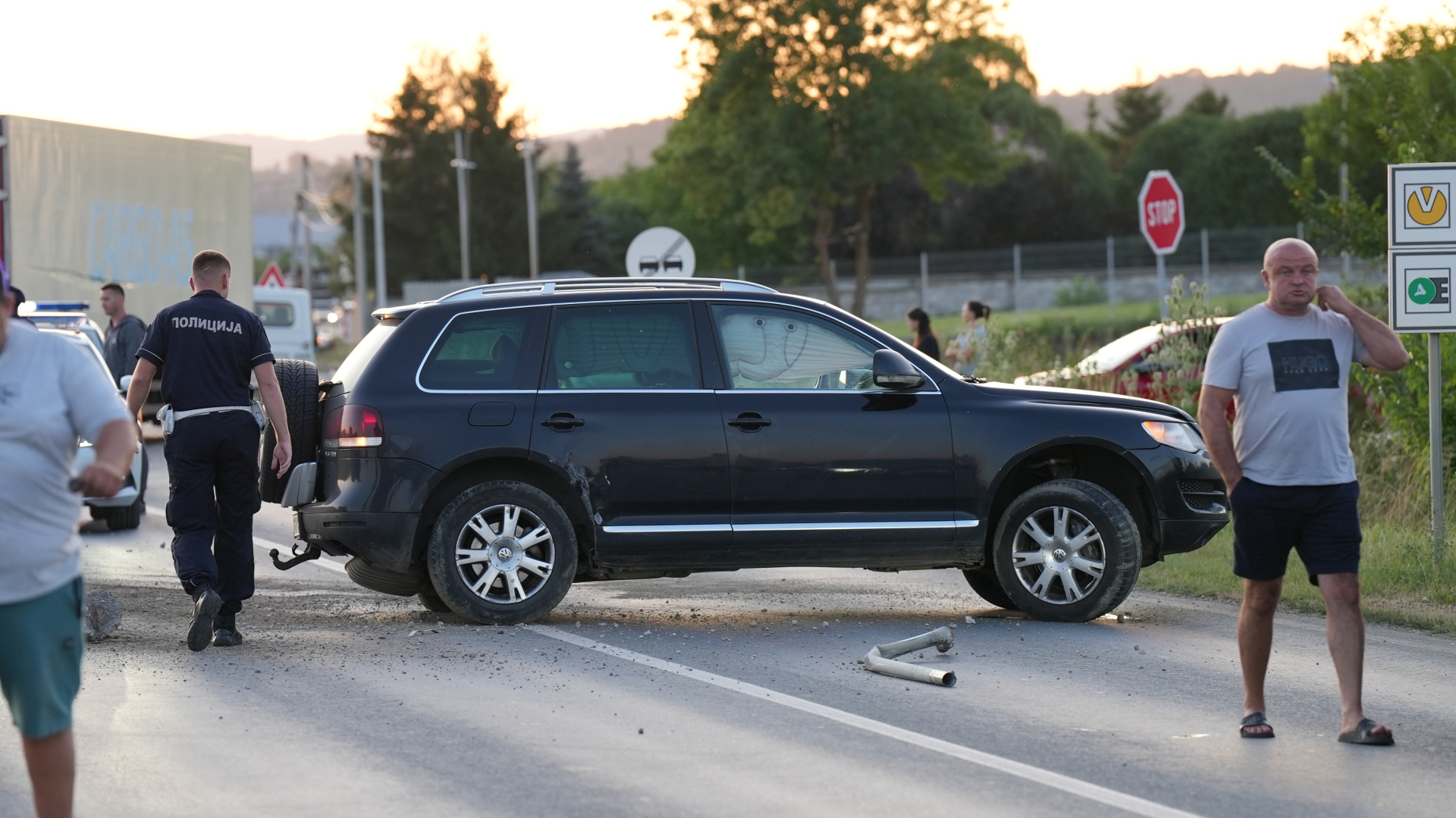 Ferrari i mercedes završili na livadi pored puta / foto: RINA