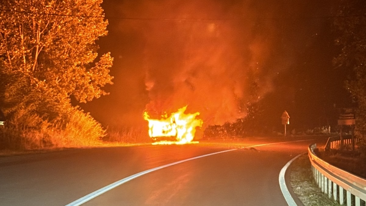 Drama na putu od Čajetine ka Mokroj Gori: Auto se zapalio u vožnji, ljudi u poslednjem trenutku pobegli (FOTO)