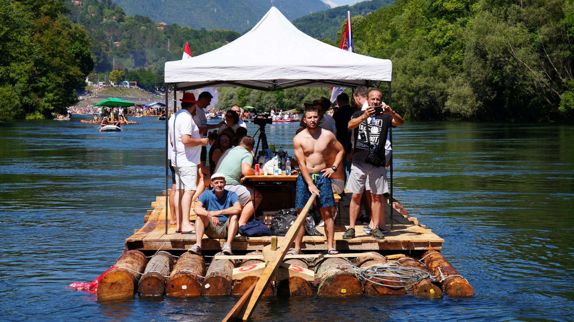 Neverovatne slike sa zapada Srbije, rekom Drinom zaplovilo oko 20.000 ljudi: Najbolja žurka na Balkanu trenutno je u Bajinoj Bašti (FOTO)(VIDEO)