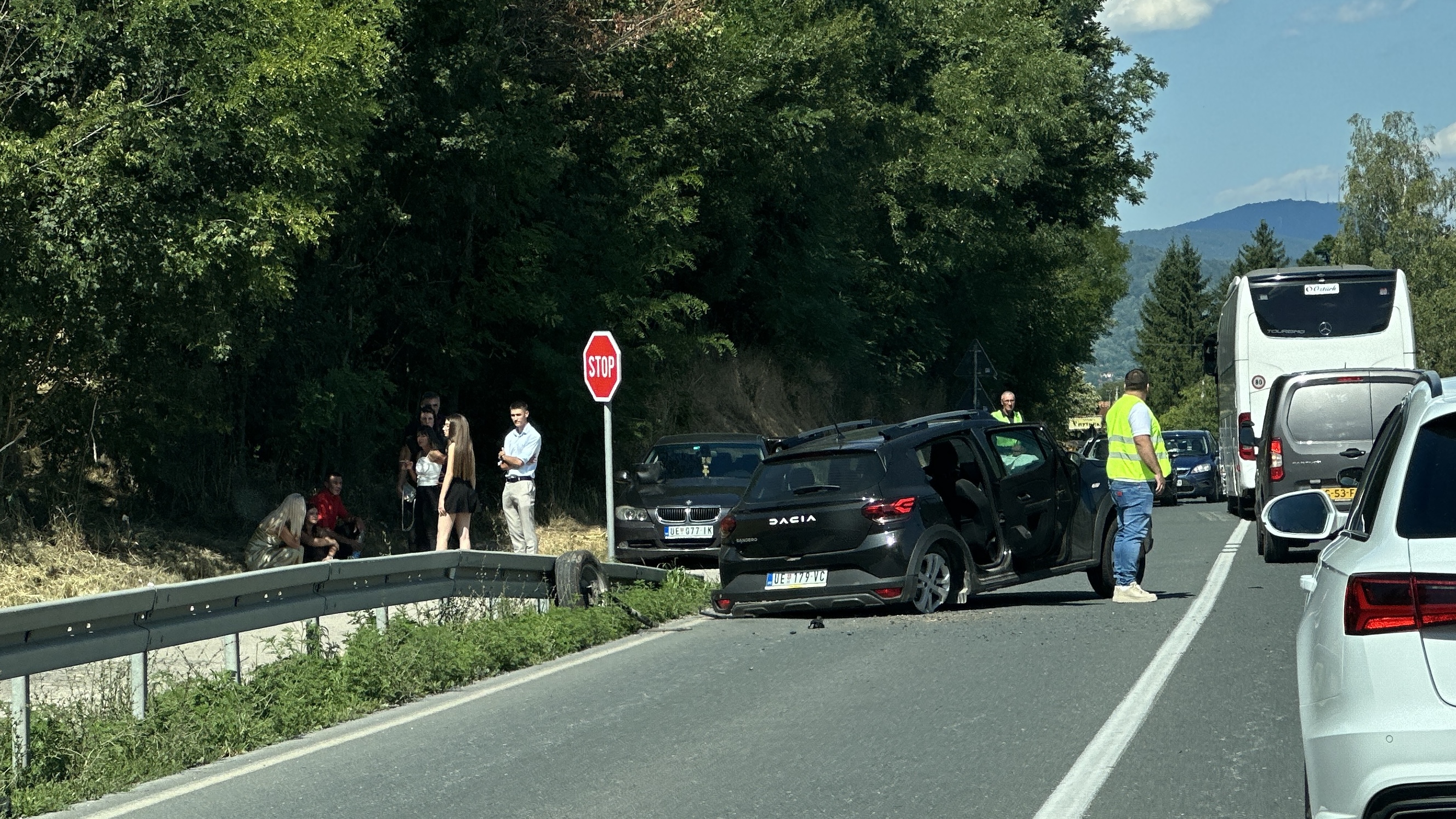 Težak udes na putu Požega - Užice: Automobili popreko na magistrali, jedan završio na ogradi iznad provalije (FOTO)