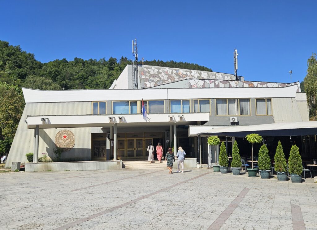Konačno - nakon nekoliko decenija čekanja: Dom kulture u Prijepolju dobija novi krov, investicija vredna preko 12 miliona dinara (FOTO)