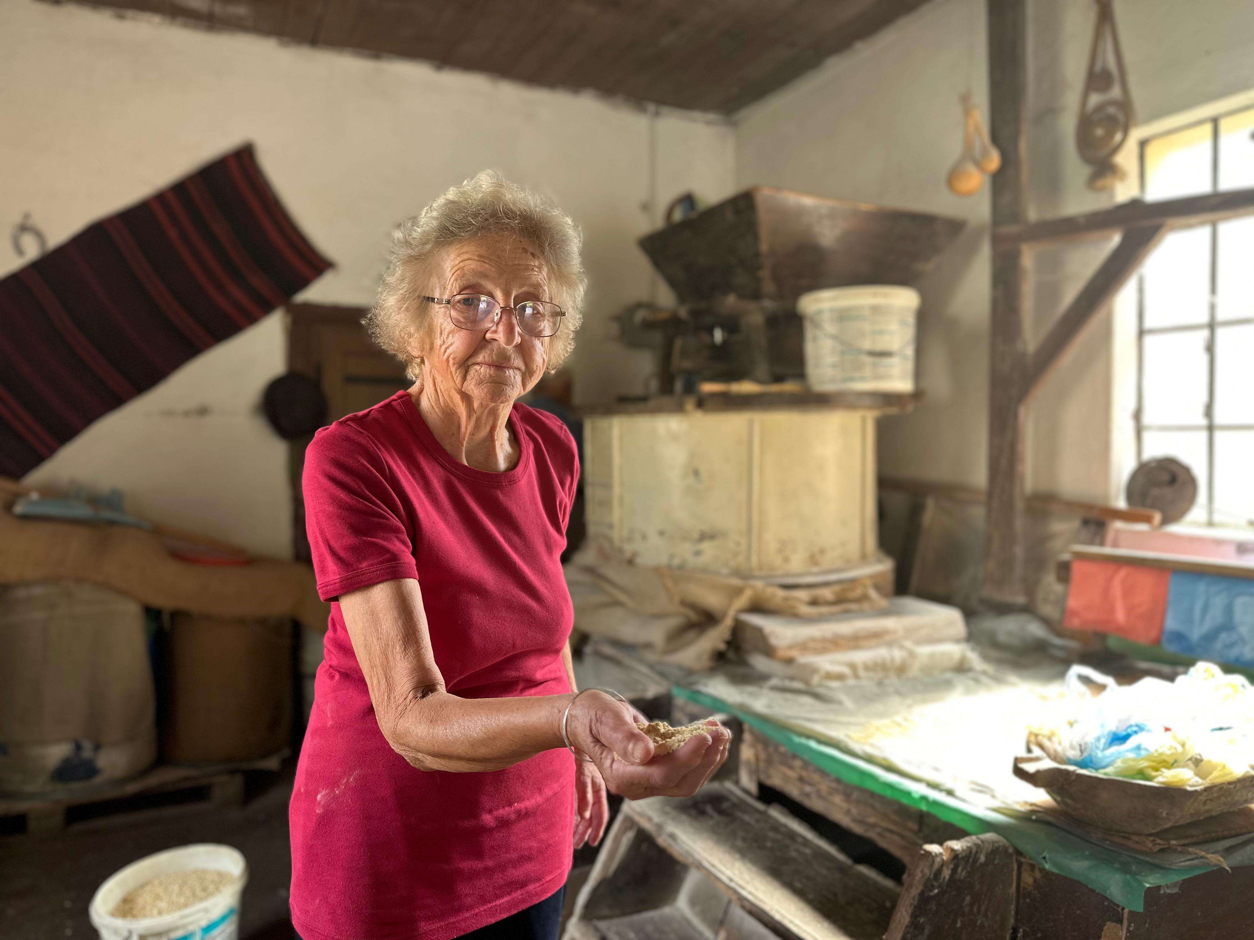 Gordana je vodenicu nasledila od oca, a sada su je obnovili njeni sinovi: Na Ateničkoj reci u Čačku čuva se tradicija predaka a vodenički kamen i dalje melje - odavde stiže najzdravije brašno (FOTO)